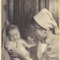 Chana Rubinstein im Säuglingsheim in Wien, ca. 1940. Das Waisenkind auf dem Foto hat den Krieg (u.a. Theresienstadt) überlebt und schrieb ihr nach dem Krieg. (Bildquelle: Chana Rubinstein)