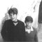 Joshy und Jeremy Weiss auf der Treppe vor der Wohnung in Jerusalem, ca. 1973 (Bildquelle: David Weiss)