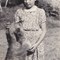 Edna Harel mit Hund bei einer holländischen Familie, 1943. Vermutlich jene Familie, bei der ihre Mutter versteckt war. (Bildquelle: Edna Harel)