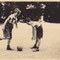 Harry Linser mit Halbbruder Max in Lederhosen beim Fußballspielen in Wien, ca. 1936 (Bildquelle: Harry Linser)