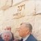 Jehudith Hübner und Teddy Kollek, der damalige Bürgermeister von Jerusalem, in Yad Yashem (Bildquelle: Jehudith Hübner)