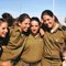 Die Enkelin von Felix Burian, Shiri Altmann (zweite von rechts), im Kreise ihrer Freundinnen im israelischen Militär. Ofri, das kleine Mädchen, ist eine weitere Enkelin von Felix Burian. (Bildquelle: Felix Burian) 